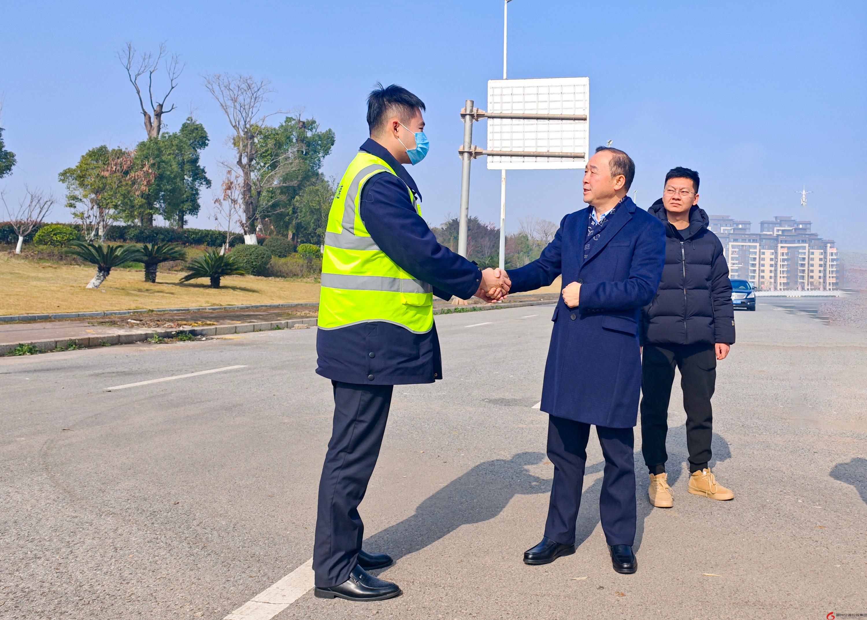 李輝看望慰問一線職工并督導(dǎo)檢查春節(jié)安全保暢工作